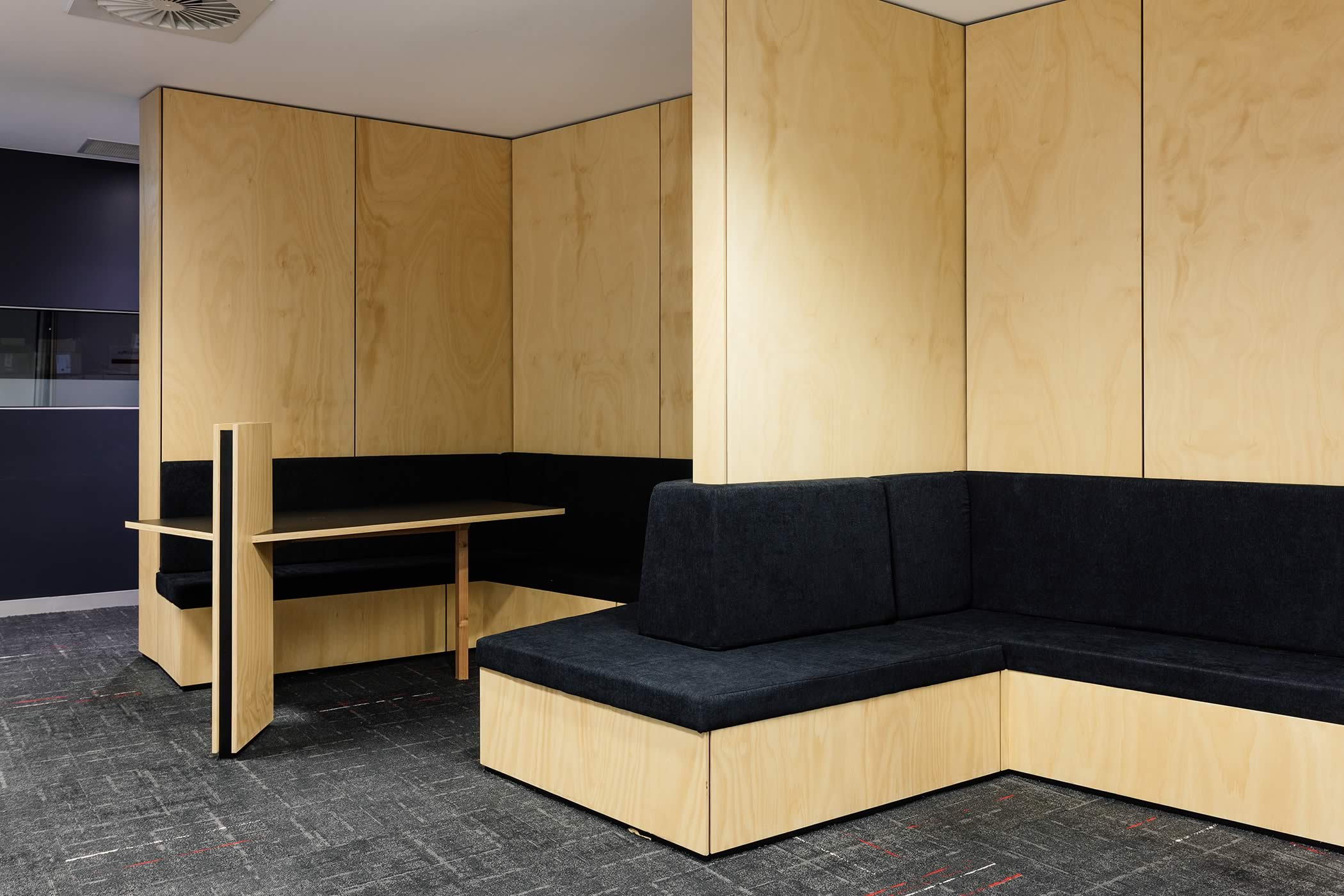 The Media School – University of Tasmania: Built–in alcove seating introduces natural timber for a friendly environment where students congregate for pre and post lesson discussion. Photo by Adam Gibson.